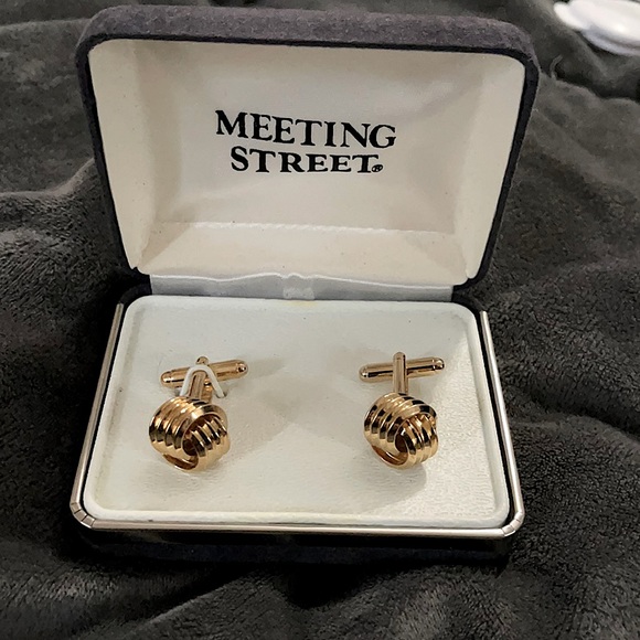 Meeting Street Gold Knot Cuff Links - Picture 1 of 5